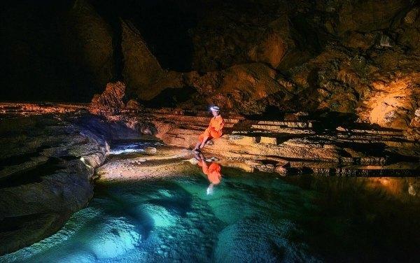 协警下班途中遇交通事故，跪地10分钟心肺复苏救助休克女子